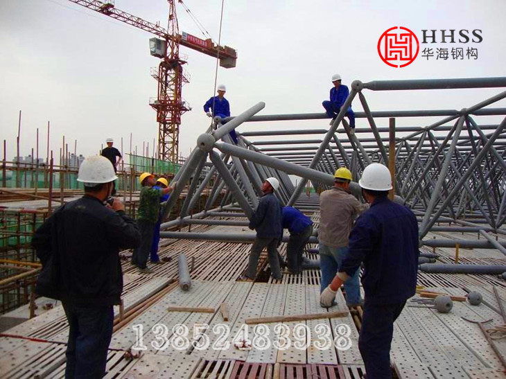 網(wǎng)架公司在惡劣天氣中進行網(wǎng)架施工需要注意事項